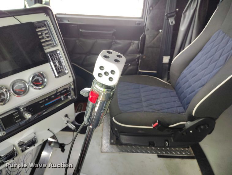 image for item YA2158 2005 Freightliner FLD semi truck