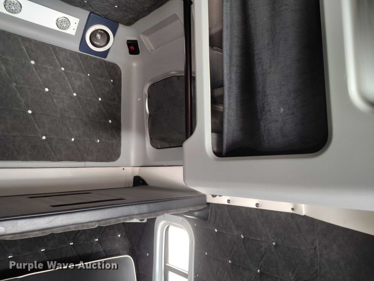 image for item YA2158 2005 Freightliner FLD semi truck