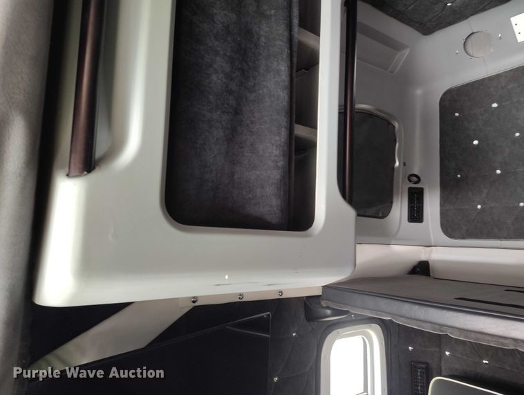 image for item YA2158 2005 Freightliner FLD semi truck