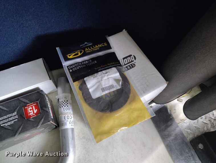 image for item YA2158 2005 Freightliner FLD semi truck