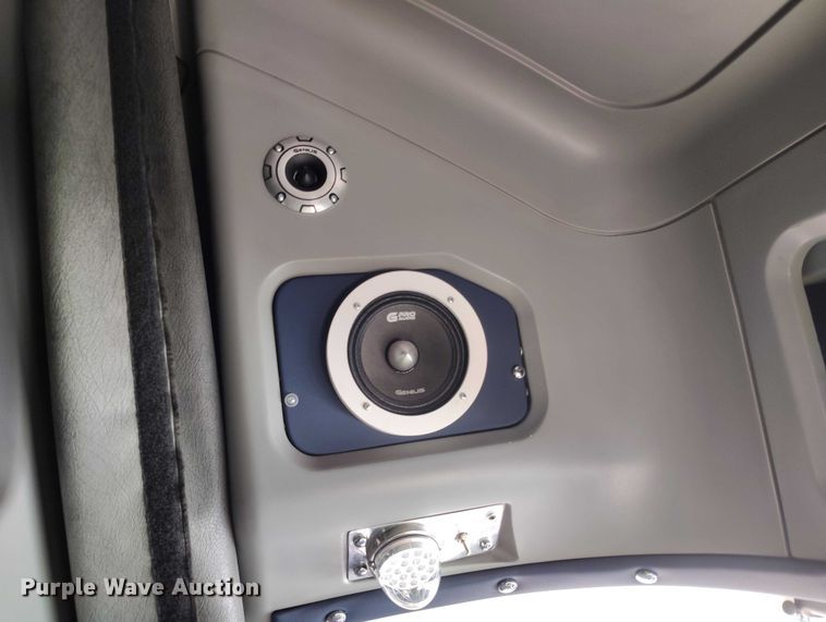 image for item YA2158 2005 Freightliner FLD semi truck