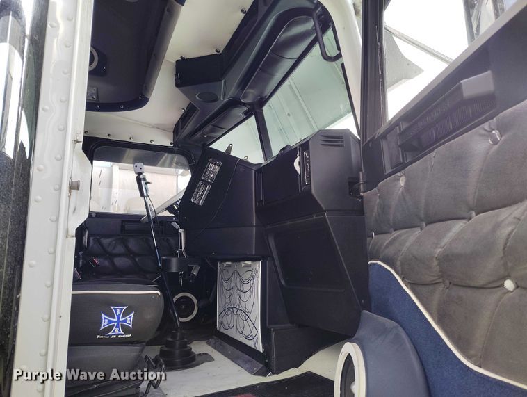 image for item YA2158 2005 Freightliner FLD semi truck