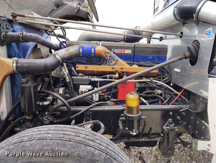 image for item YA2158 2005 Freightliner FLD semi truck