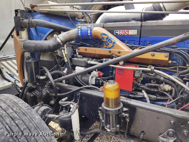 image for item YA2158 2005 Freightliner FLD semi truck