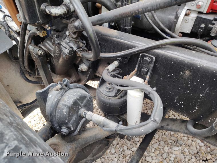 image for item YA2158 2005 Freightliner FLD semi truck