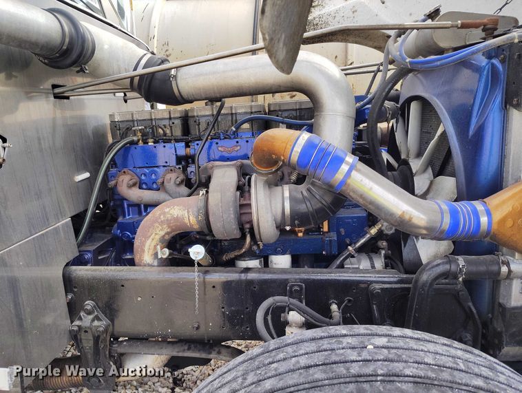 image for item YA2158 2005 Freightliner FLD semi truck