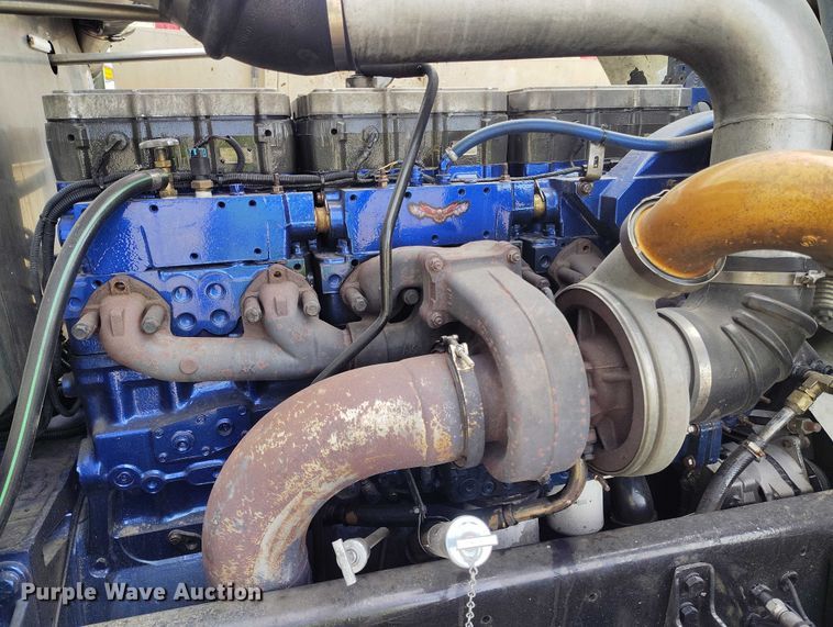 image for item YA2158 2005 Freightliner FLD semi truck