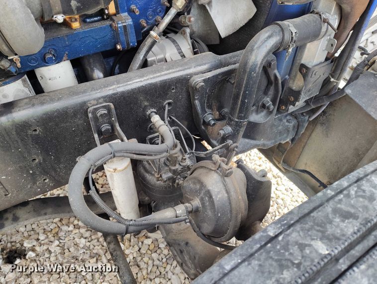 image for item YA2158 2005 Freightliner FLD semi truck