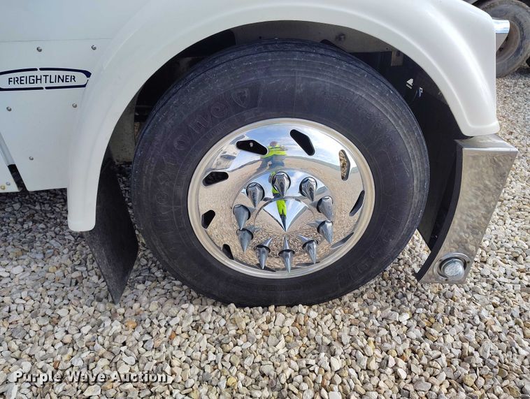 image for item YA2158 2005 Freightliner FLD semi truck