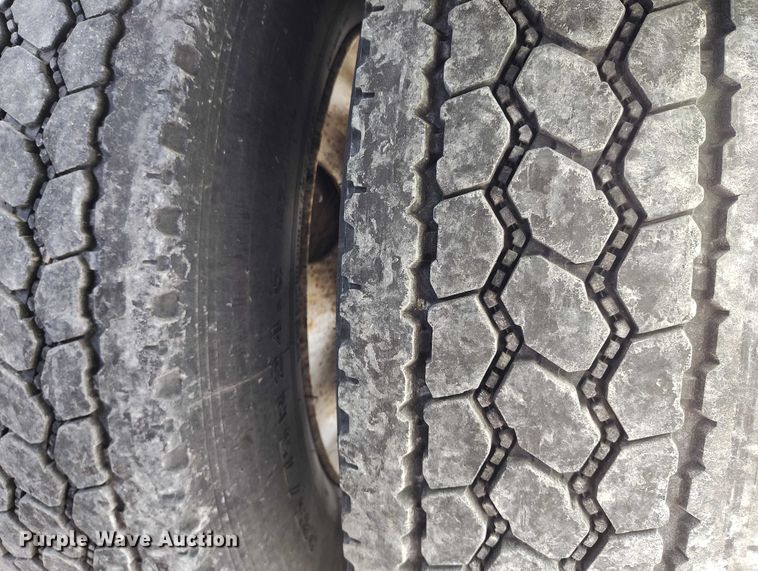 image for item YA2158 2005 Freightliner FLD semi truck