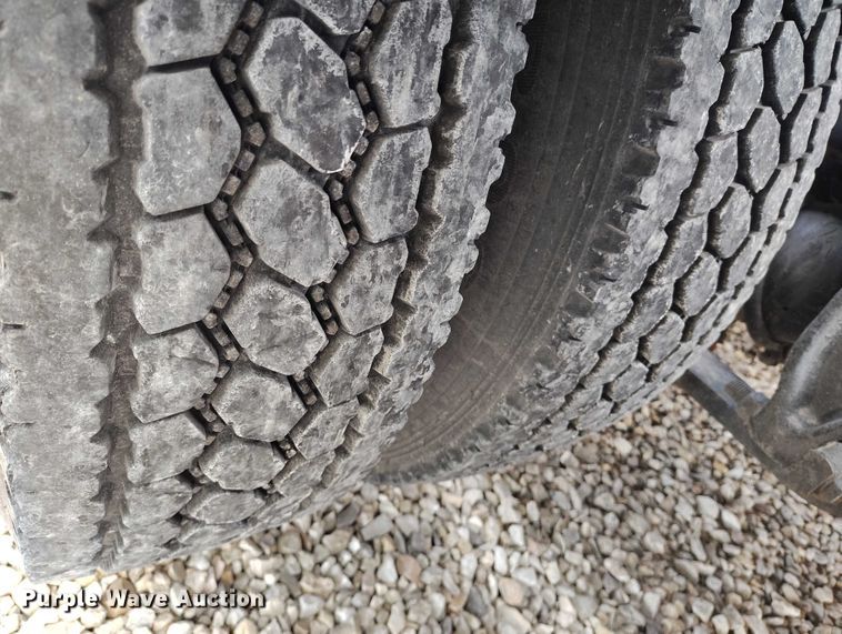 image for item YA2158 2005 Freightliner FLD semi truck