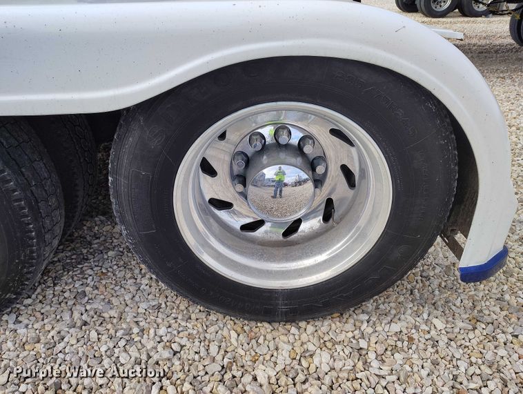 image for item YA2158 2005 Freightliner FLD semi truck