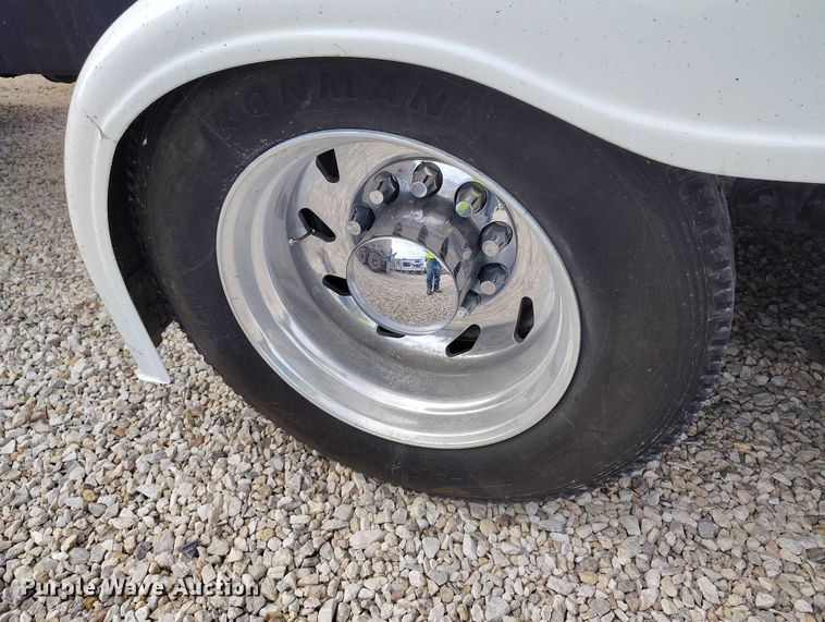 image for item YA2158 2005 Freightliner FLD semi truck