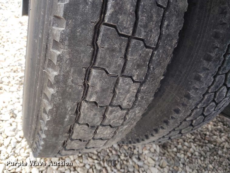 image for item YA2158 2005 Freightliner FLD semi truck