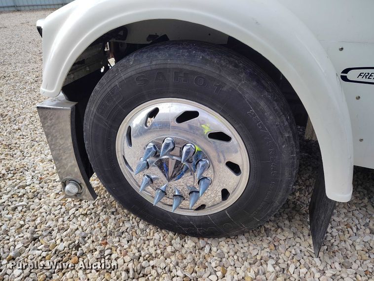 image for item YA2158 2005 Freightliner FLD semi truck