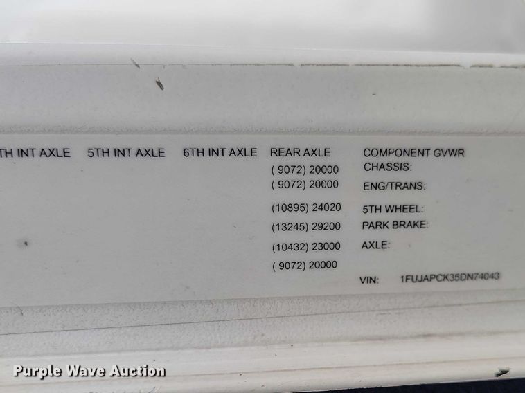 image for item YA2158 2005 Freightliner FLD semi truck