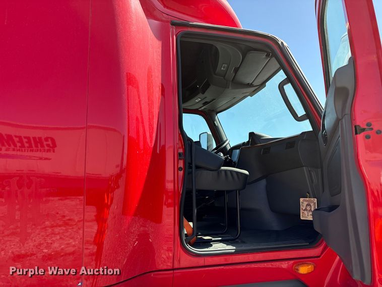 image for item YA2193 2020 International LT625 semi truck