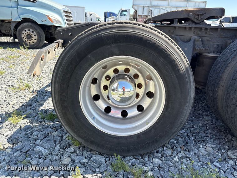 image for item YA2193 2020 International LT625 semi truck