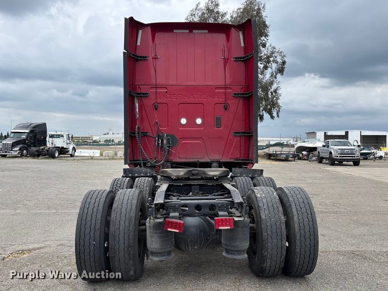 image for item YA2220 2019 International LT625 semi truck