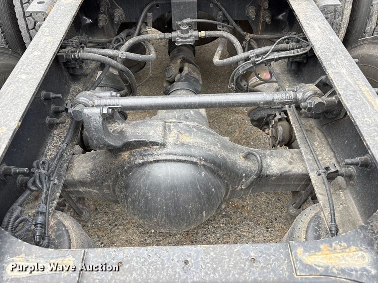 image for item YA2220 2019 International LT625 semi truck