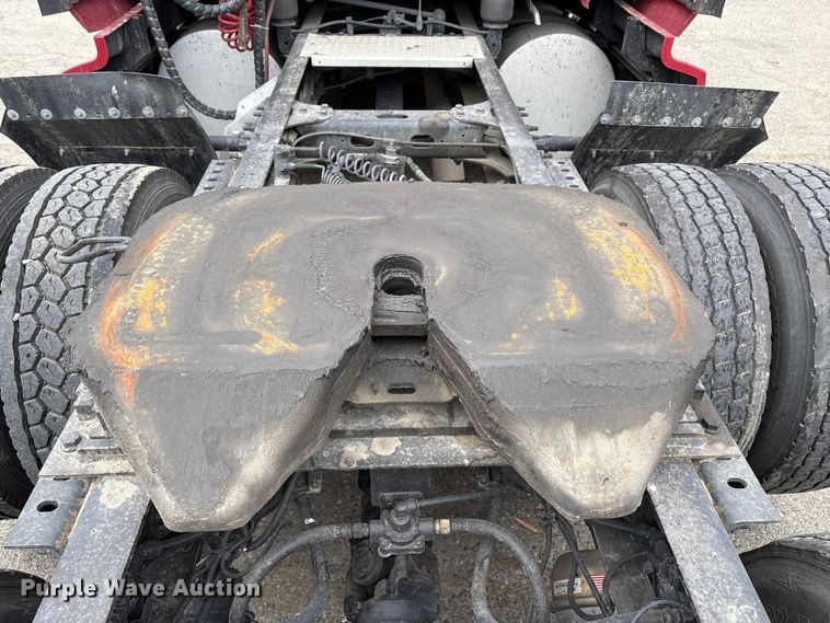 image for item YA2220 2019 International LT625 semi truck