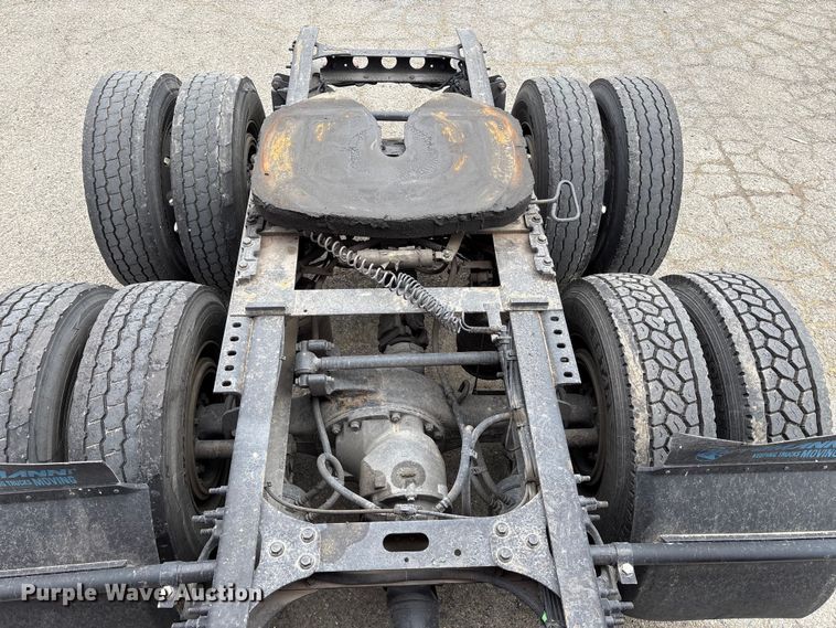 image for item YA2220 2019 International LT625 semi truck