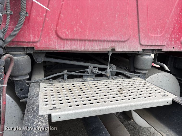 image for item YA2220 2019 International LT625 semi truck