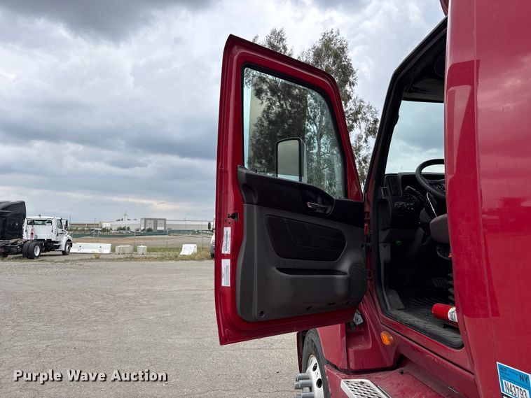 image for item YA2220 2019 International LT625 semi truck