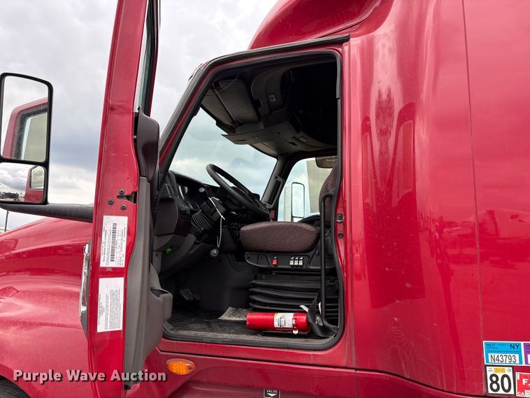 image for item YA2220 2019 International LT625 semi truck