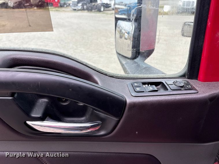 image for item YA2220 2019 International LT625 semi truck