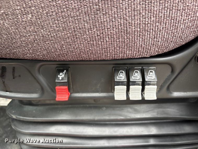 image for item YA2220 2019 International LT625 semi truck