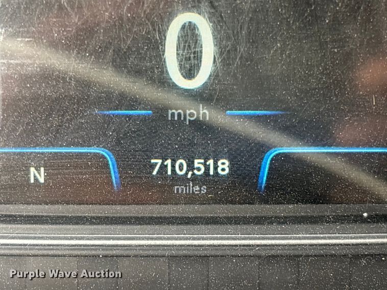 image for item YA2220 2019 International LT625 semi truck