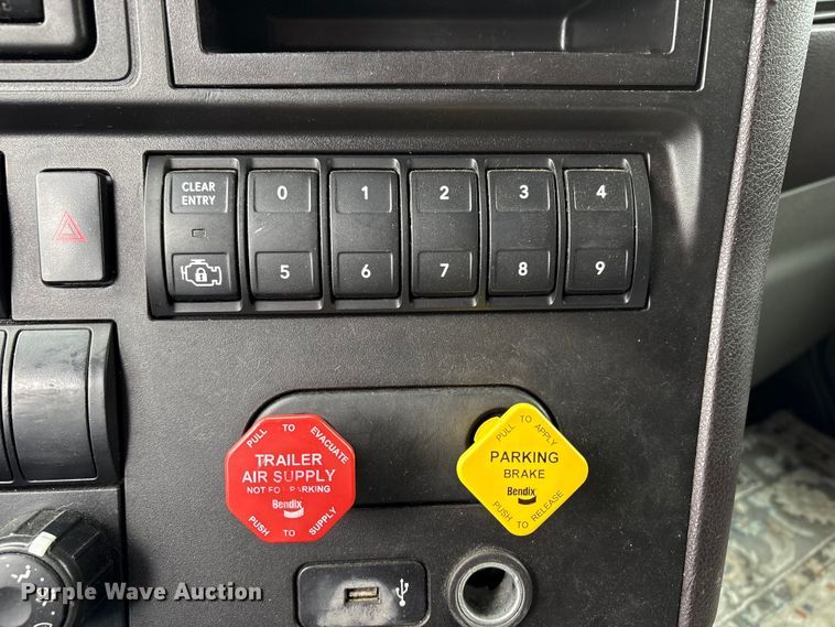 image for item YA2220 2019 International LT625 semi truck