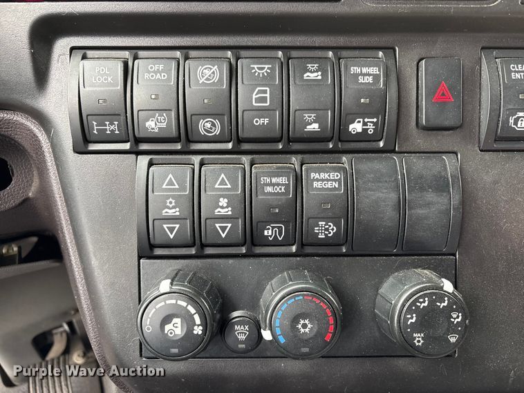 image for item YA2220 2019 International LT625 semi truck