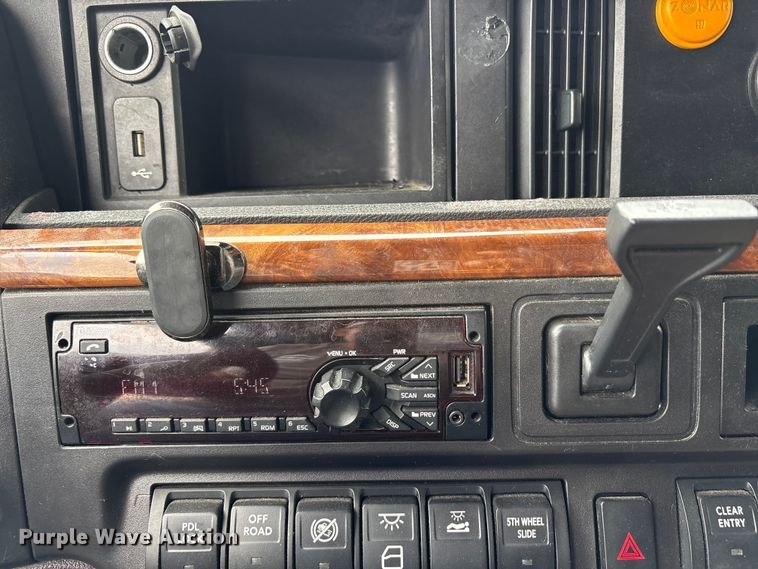 image for item YA2220 2019 International LT625 semi truck