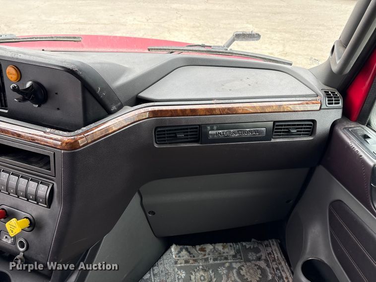 image for item YA2220 2019 International LT625 semi truck