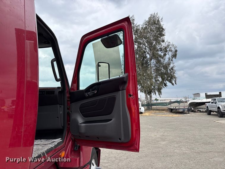 image for item YA2220 2019 International LT625 semi truck