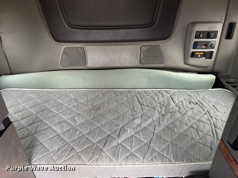 image for item YA2220 2019 International LT625 semi truck