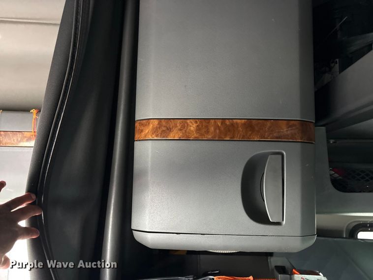 image for item YA2220 2019 International LT625 semi truck