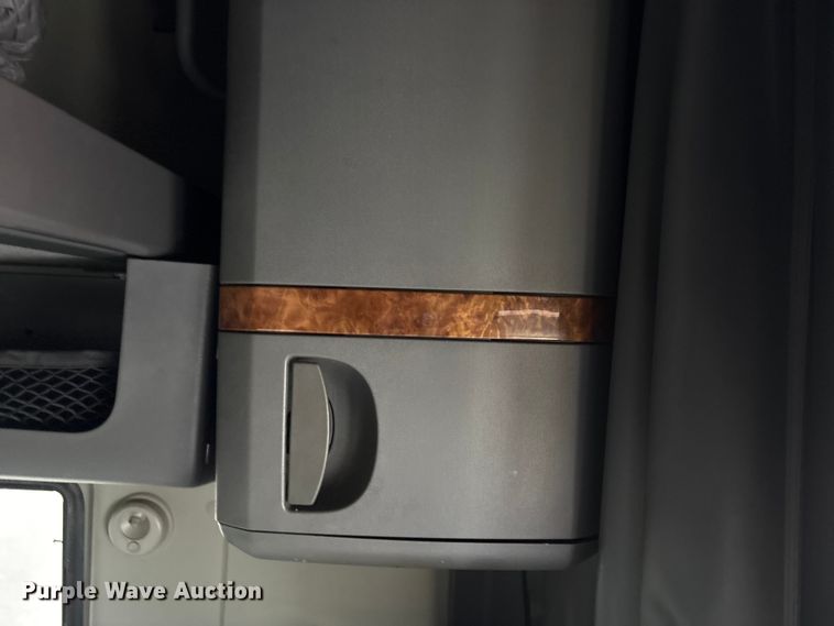 image for item YA2220 2019 International LT625 semi truck