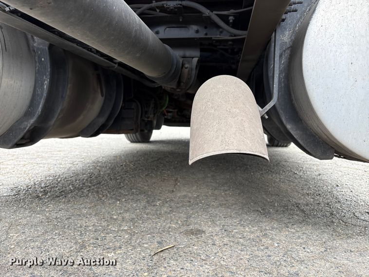 image for item YA2220 2019 International LT625 semi truck