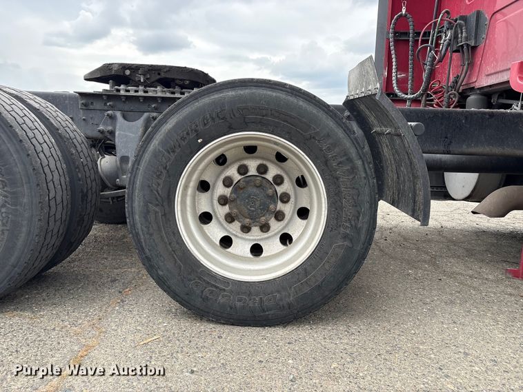 image for item YA2220 2019 International LT625 semi truck