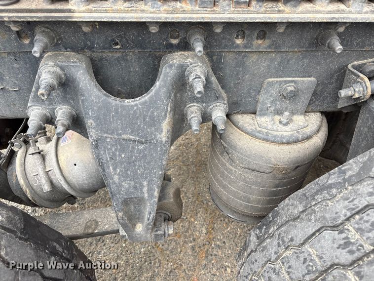 image for item YA2220 2019 International LT625 semi truck