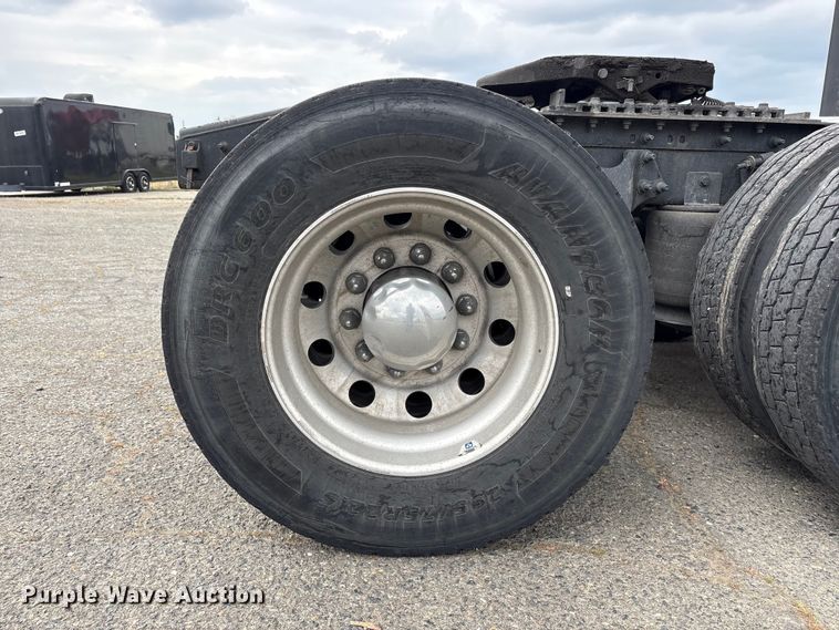 image for item YA2220 2019 International LT625 semi truck