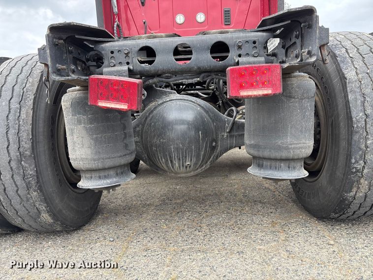 image for item YA2220 2019 International LT625 semi truck