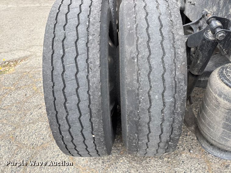 image for item YA2220 2019 International LT625 semi truck