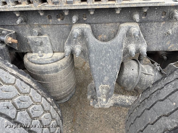 image for item YA2220 2019 International LT625 semi truck