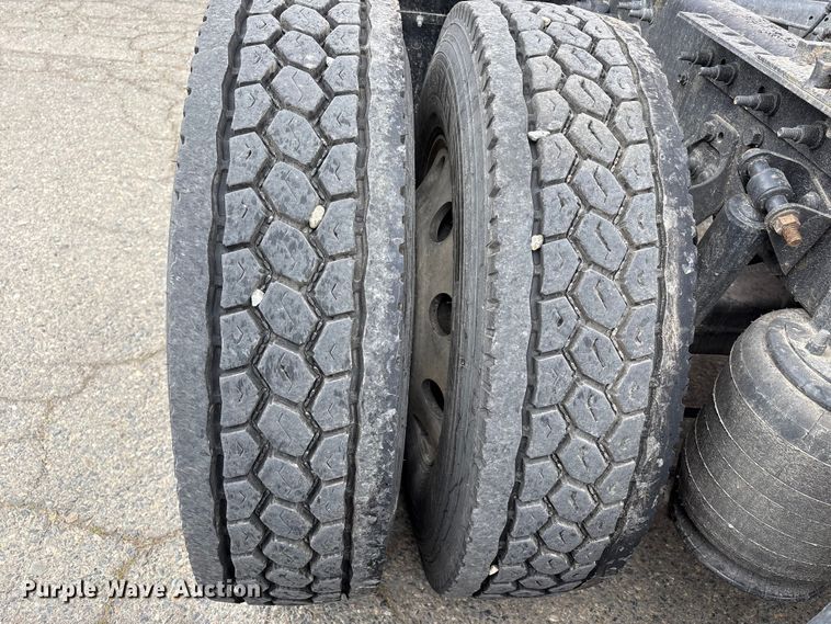 image for item YA2220 2019 International LT625 semi truck