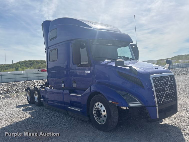 image for item YA2224 2020 Volvo VNL semi truck