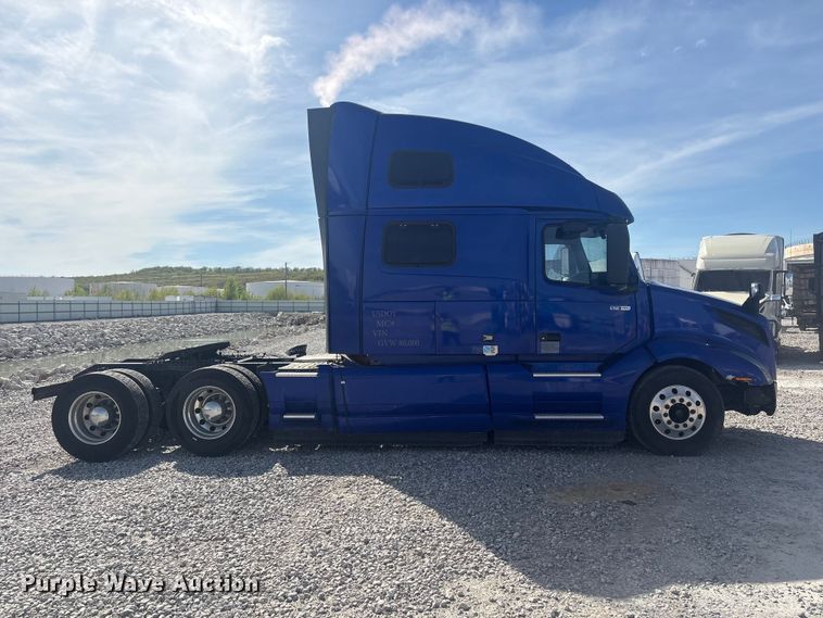 image for item YA2224 2020 Volvo VNL semi truck